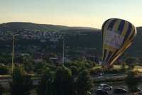 Nouzové přistání na Slovensku: Balon si „ustlal“ přímo na silnici