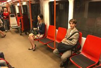 Nové sedačky v metru se lidem líbí. „Ale jsou nepohodlné na záda,“ říká Martina