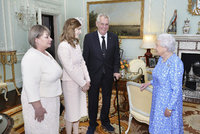Návštěva u královny očima stylisty: První dáma s dcerou Kate dopadly dobře, ale prezident?