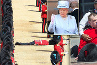 Vojáci při oslavě narozenin Alžběty II. padali jako švestky! Nevydrželi horko