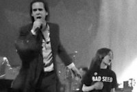 Dojemné video: Nick Cave, který přišel o syna, vytáhl z publika mini fanouška a nechal ho zpívat