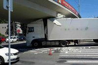 Kuriózní nehoda v Brně: Nepozorný řidič narval u výstaviště kamion pod most