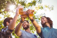 Alkohol ve vedru láká. Jak se napít bezpečně a kdo se opíjí hlavně v pátek?