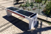 Praha nechala nainstalovat chytré lavičky: Umí nabít telefon, připojí na Wi-Fi