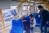 „Ty mi ukazuješ zadek o ramadánu?“ Turek v autobusu zbil dívku kvůli šortkám