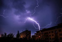 Silné bouřky udeřily v Praze i na Ústecku. Na východě má být ještě hůř