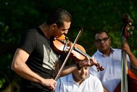 Romská hudba roztančila pobřeží Vltavy. Karlín slaví 200 let!