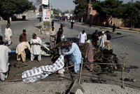 Dva výbuchy za tři minuty: Útoky v Pákistánu zabily 73 lidí