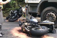Motorky skončily na šrot: U Ondřejova u Prahy se srazily s náklaďákem