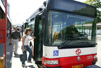 V Praze kolabuje doprava: Nejezdí metro a autobusy váznou v dlouhých kolonách