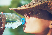 Nedostatek tekutin může za únavu i zápach z úst: Špatný pitný režim odhalí jednoduchý test!