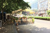 Krok k oživení veřejného prostoru: Restaurace v Praze 9 nemusí platit za zábor prostranství