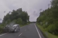 Řidič na Chebsku nezvládl předjížděcí manévr: Drsnou nehodu natočila kamera