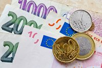 Eura na dovolenou pořídíte za rekordně nízkou cenu. A dolar se dostal pod 22 korun