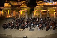 Nečekaná hvězda festivalu: Pejsek přišel na jeviště během vystoupení orchestru!