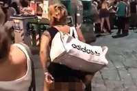 Pikantní zábava pro turisty: Nadržená dvojice si užívala sex uprostřed náměstí