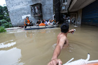 Ničivé záplavy zabily už 15 lidí, další po bouřkách v Číně zmizeli