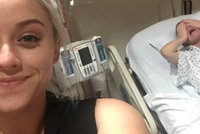 Šílené selfie: Žena se vyfotila s rodící sestrou v agonii, za tohle jí nepoděkuje