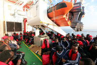 Pohroma u pobřeží Libye: Ztroskotala loď se 100 migranty, přežilo jich 14