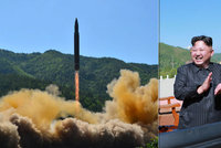 USA v reakci na Kima odpálily vlastní rakety. KLDR hrozí jadernými hlavicemi
