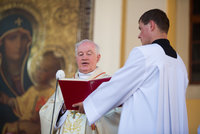 „Pomáhejte uprchlíkům a bojujte proti korupci,“ kázal tisícům Čechů kardinál