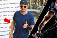 Hvězda Avengers přijela do Varů zraněná: Jeremy Renner nemohl rozdávat autogramy