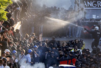 „V pekle“ vítaly mocné hořící auta, střety s policií a vodní děla