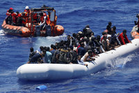 21 milionů korun na méně utopených uprchlíků. Chovanec nabídl Itálii policisty