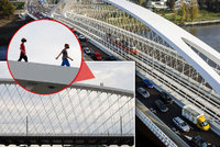 Hazard se životem: Děti se procházely po vrchní konstrukci Trojského mostu