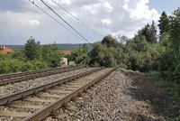 Silné bouřky zastavily vlaky na trati Praha–Beroun. A jdou dál, sledujte radar
