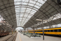 Vlaky v Praze nabírají zpoždění. Za potíže může porucha trakčního vedení