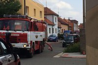 Hasiči v Ořechu u Prahy evakuovali 21 lidí: Únik plynu ohrožoval jejich životy