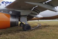 Drama na ruzyňském letišti: Dopravní letoun vyjel na trávu