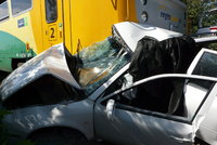 Na Budějovicku se srazil vlak s osobním vozidlem, řidič nehodu nepřežil