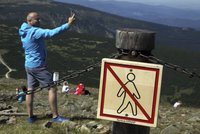 Extrémní nápor na Krkonoše: Neukáznění turisté donutili správu rozšířit zábrany