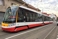 V Holešovicích se srazila tramvaj s autem, MHD jezdila odklonem. Muž a žena se zranili