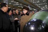Válka v roce 2020? Diktátor Kim straší novou zbraní, USA varovně vztyčují prst
