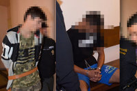 Tři mladíci (16 až 17) na Domažlicku chtěli vrazit vychovateli šroubovák do krku: Soud jim může napařit až 9 let
