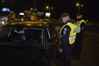 Neukázněnou řidičku naháněli policisté na Smíchově. Zastavil ji až zátaras