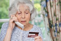 Babičku (85) nachytal falešný vnuk na nový „špek“: Peníze mu hned poslala online z pošty