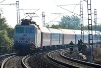 Strašlivá nehoda: Mladík (19) se nakláněl nad koleje, srazil ho vlak