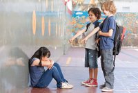 Více než polovina dětí se děsí návratu do školy, mají strach z šikany