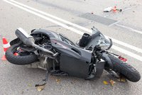 Tragická nehoda na Liberecku: Motorkář vletěl do značky a zemřel