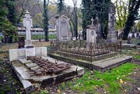 Malostranský hřbitov odhalí svá tajemství. Leží zde slavní architekti, průmyslník i svatá holčička