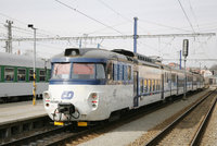 Vlak v Libni srazil člověka! Provoz z Masarykova nádraží na Vysočany stojí