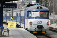 Porucha vlaku mezi Radotínem a Smíchovem: Cestující zůstali trčet na trati, vlaky mají zpoždění