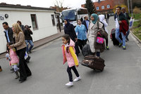 Za uprchlíky přicházejí celé rodiny. Do Německa se jich letos přestěhovalo 10 000