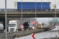 Vážná nehoda na Pražském okruhu: U sjezdu na Slivenec se srazilo několik aut, tvoří se kolony
