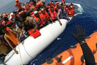 Eurodotace za přijímání migrantů: Plán EU je zase ve hře. Ubrání se Visegrád?