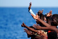 Už je k nám nepustíme. Itálie zavřela přístavy lodím se zachráněnými migranty
